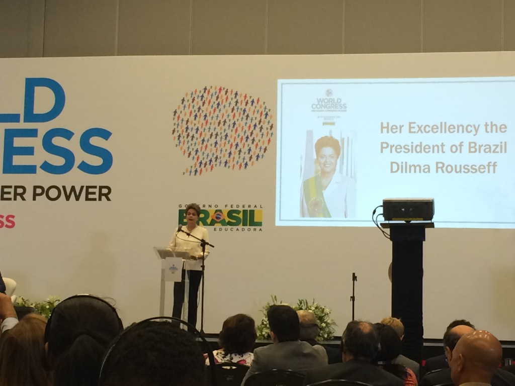 Brasiliens president Dilma Roussef inviger världskongressen.